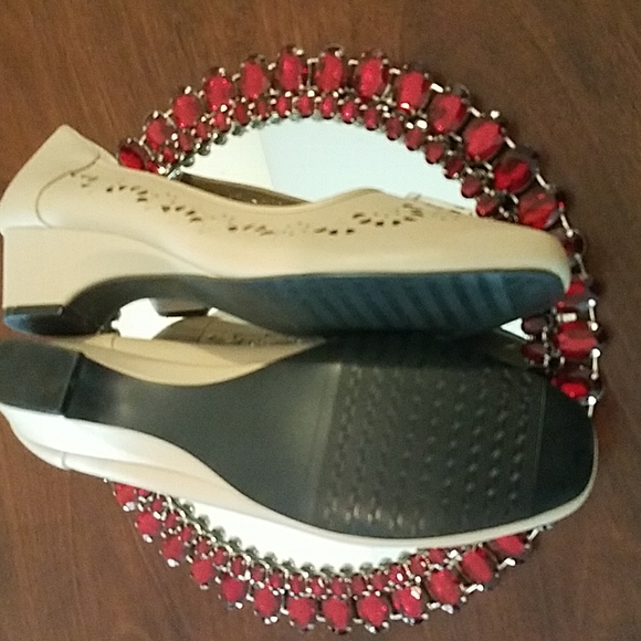 Beige Cut-Out Comfort Shoes (11 Wide) - Picture 4 of 5